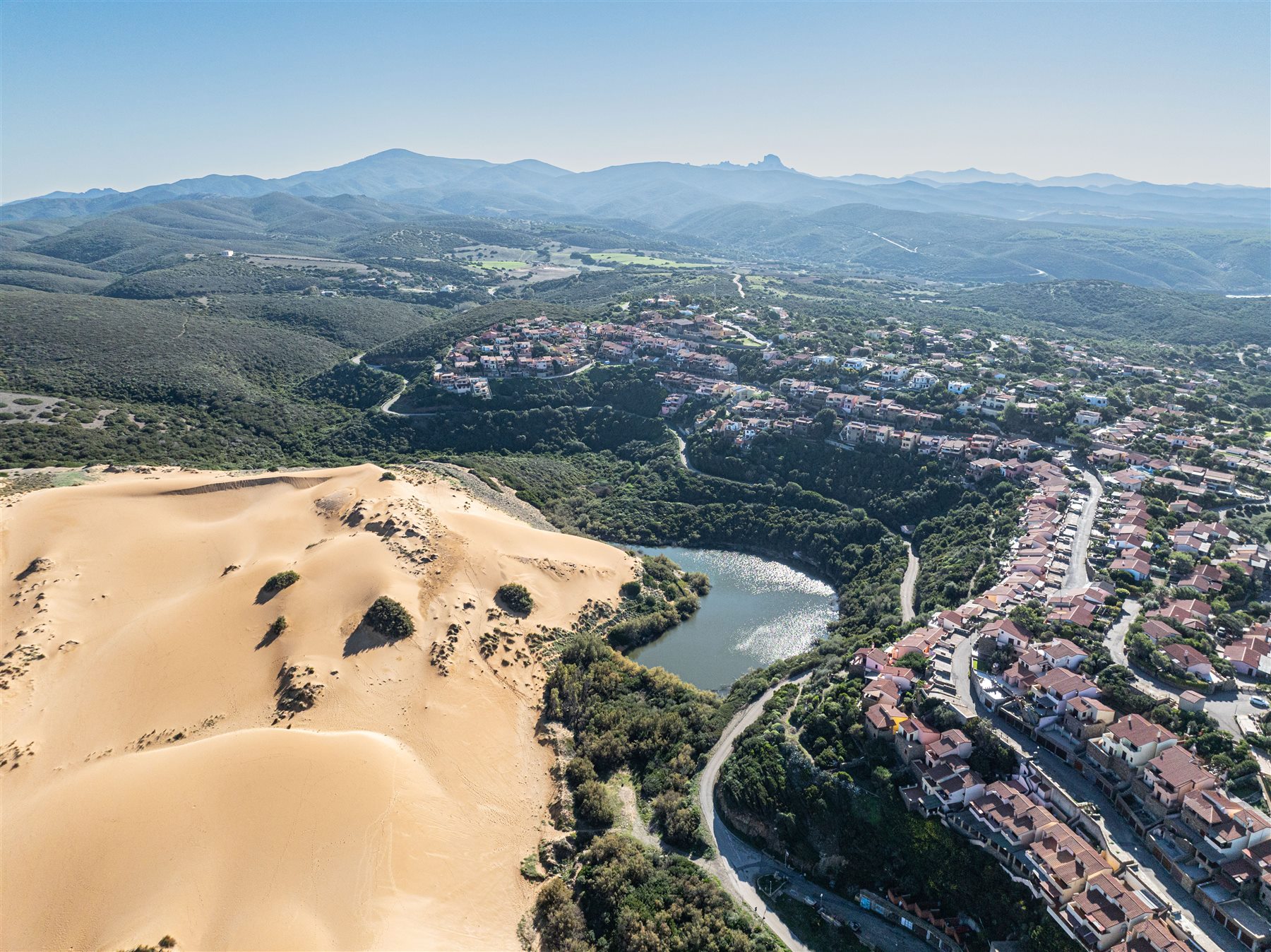 Dettaglio delle dune dorate e del mare della Costa Verde